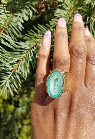 LARGE GREEN SEMI PRECIOUS STONE GOLD STATEMENT RING