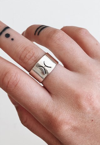 STERLING SILVER CHUNKY BAND RING WITH PISCES STAR SIGN