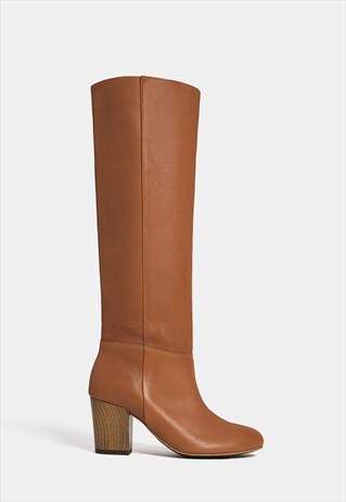 BROWN KNEE-HIGH BOOTS ON HEELS