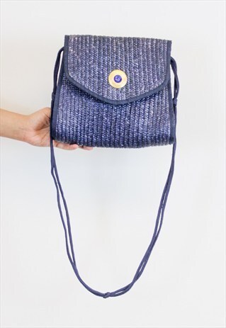 VINTAGE 90S BLUE WOVEN STRAW HANDBAG.