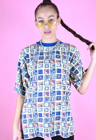 VINTAGE 90S T-SHIRT IN BLUE WITH SQUARE ABSTRACT PATTERN