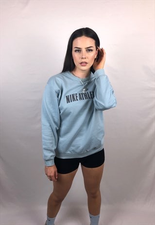 VINTAGE NIKE ATHLETIC SPELLOUT SWEATSHIRT IN BABY BLUE