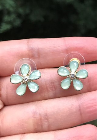 GREEN FLOWER STUD EARRING