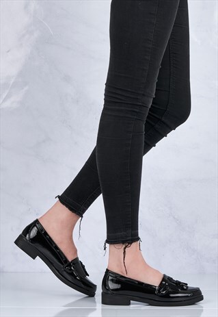 FLAT FRINGE TOGGLE SHOE IN BLACK PATENT