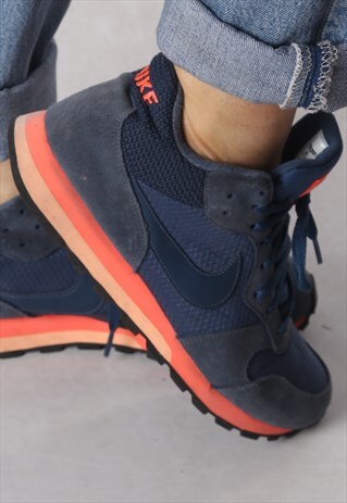 NIKE HI TOPS TRAINERS UK 7.5 , US 10 , EUR 42. (6AF)