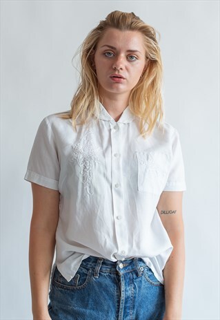 VINTAGE 80S EMBROIDERED GRAMMAS BLOUSE IN WHITE