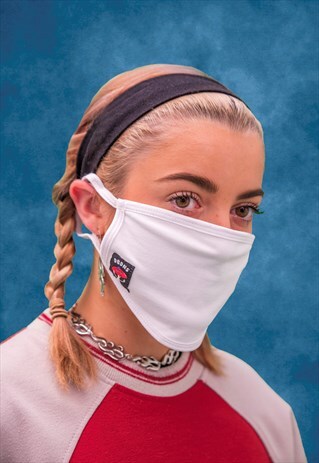 FACE COVERING IN WHITE WITH WOVEN LABEL DETAIL