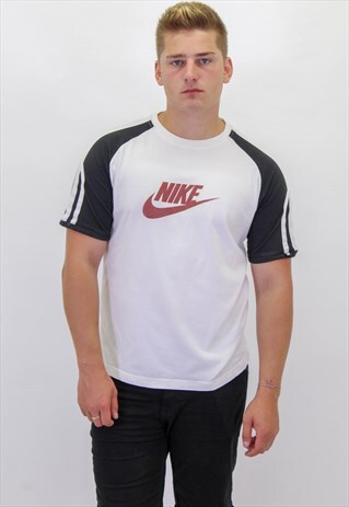 VINTAGE NIKE T-SHIRT