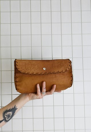 VINTAGE 70S TEXTURED TAN LEATHER CLUTCH BAG