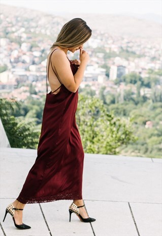 BURGUNDY MAXI BAREBACK DRESS WITH LACE DETAILS