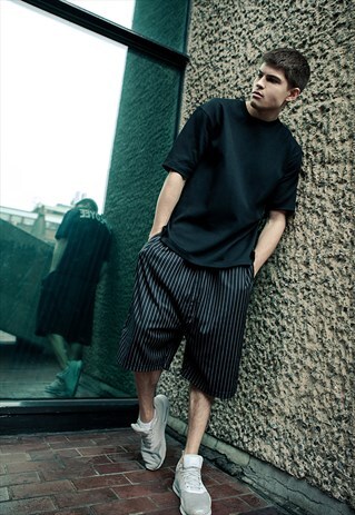 DEMOS BLACK STRIPED PRINT KNEE-LENGTH SHORTS