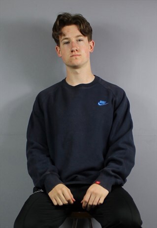 VINTAGE NIKE SWEATSHIRT IN NAVY WITH EMBROIDERED LOGO. SIZE