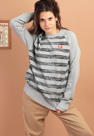 VINTAGE NIKE SWEATSHIRT