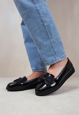 Flat ballet loafers with bow in black patent faux leather