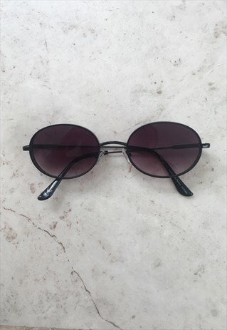 OVAL 90S STYLE SUNGLASSES WITH BLACK TINT AND HARDWARE