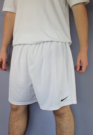 VINTAGE NIKE SHORTS IN WHITE WITH EMBROIDERED LOGO AND DRAWS