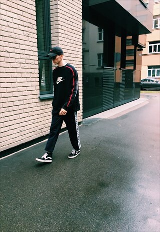 VINTAGE 90S BLACK NIKE SWEATSHIRT
