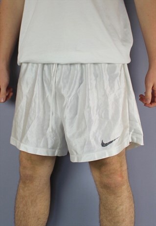 VINTAGE NIKE SHORTS IN WHITE WITH PRINTED LOGO AND DRAWSTRIN