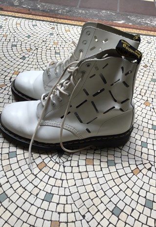 VINTAGE 90S 2K DR MARTENS WHITE SLASH SIDES RETRO