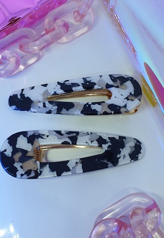TWIN PACK HAIR CLIPS IN B&W ACRYLIC