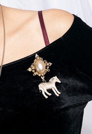 VINTAGE BROOCH 80S REVIVAL REWORKED ZEBRA PIN BAROQUE GOLD