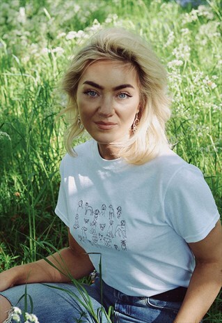 T-SHIRT IN WHITE WITH DOODLE DOG EMBROIDERY