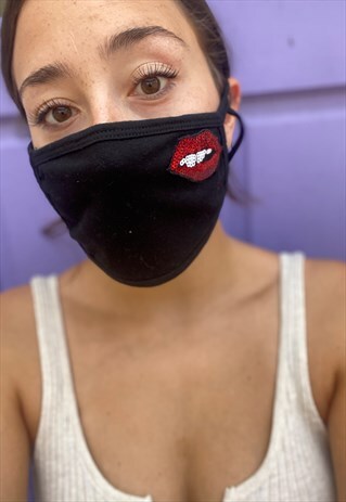MASK IN BLACK WITH MINIATURE SEQUIN LIPS MOTIF