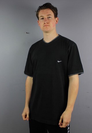VINTAGE NIKE SWOOSH T-SHIRT IN BLACK WITH EMBROIDERED LOGO.
