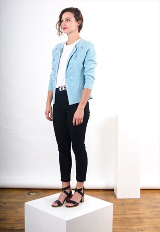 WOOL LONG SLEEVE CARDIGAN / LIGHT BLUE EMBROIDERY FITTED VES