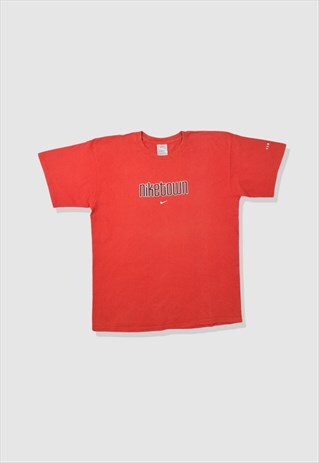 VINTAGE 90S NIKE TOWN SPELLOUT LOGO T-SHIRT IN RED