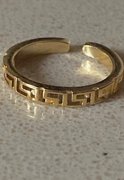 Cut out design ring in gold