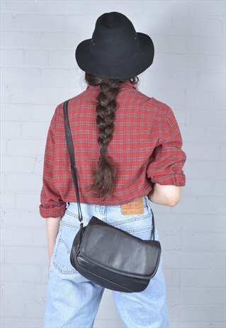 VINTAGE BLACK LEATHER SHOULDER BAG