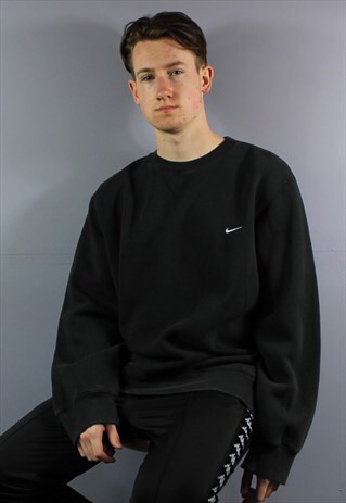 VINTAGE NIKE SWEATSHIRT IN BLACK WITH EMBROIDERED LOGO. SIZE