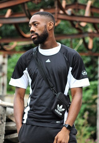 RETRO / EARLY 90'S / ADIDAS / BLACK T-SHIRT