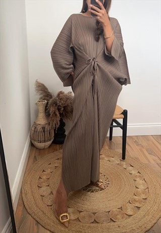 FULL LENGTH PLEATED MAXI DRESS WITH CAP SLEEVES IN MOKA