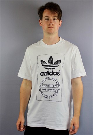 VINTAGE ADIDAS T SHIRT IN WHITE WITH PRINTED LOGOS. SIZE L.