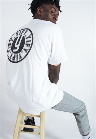 UNISEX T-SHIRT IN WHITE WITH STAMP LOGO.