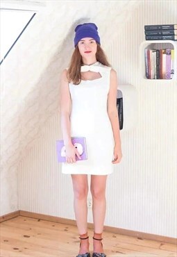 Cream sleeveless short dress with ribbon on the neck