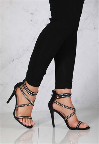 DIA CRISS CROSS STRAPPY SANDAL IN BLACK