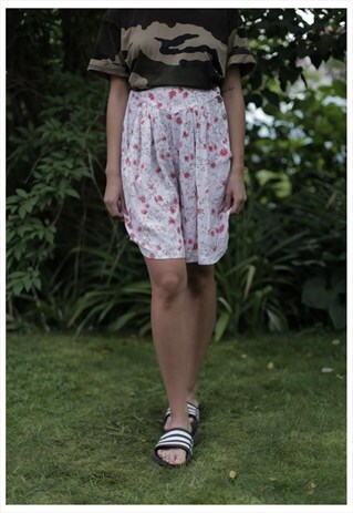 VINTAGE 90'S WHITE FLOWER PRINT SHORTS