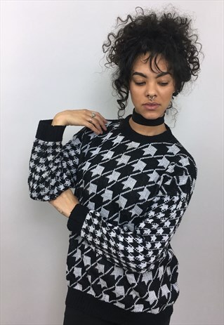 VINTAGE DOG TOOTH PATTERNED BLACK AND WHITE KNITTED JUMPER