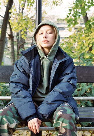 HEAVYWEIGHT NAVY PUFFER JACKET WITH WOVEN LABEL DETAILING