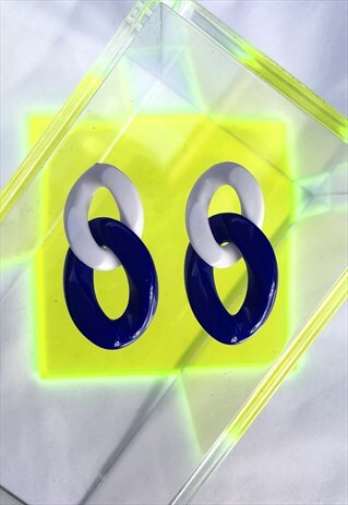 CUTE PLASTIC CHAIN LINK STUD EARRINGS IN WHITE & BLUE