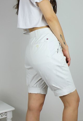 VINTAGE TOMMY HILFIGER CHINO SHORTS W LOGO BACK