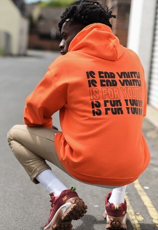 UNISEX HOODIE IN ORANGE WITH REPEAT LOGO.