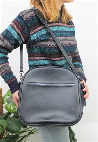 VINTAGE 1970S NAVY FAUX LEATHER TRAVEL BAG