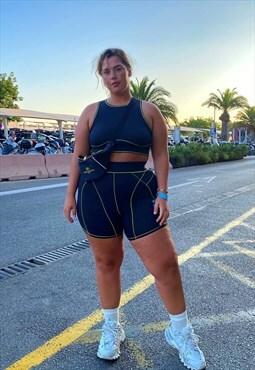 Sporty high waisted shorts with contrast stitch in black