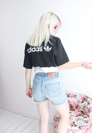 VINTAGE 90S / Y2K BLACK ADIDAS T-SHIRT