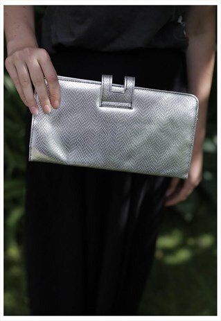 VINTAGE 90'S SILVER/METALIC SNAKE SKIN STYLE CLUTCH