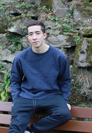 VINTAGE NAVY CHAMPION SWEATSHIRT
